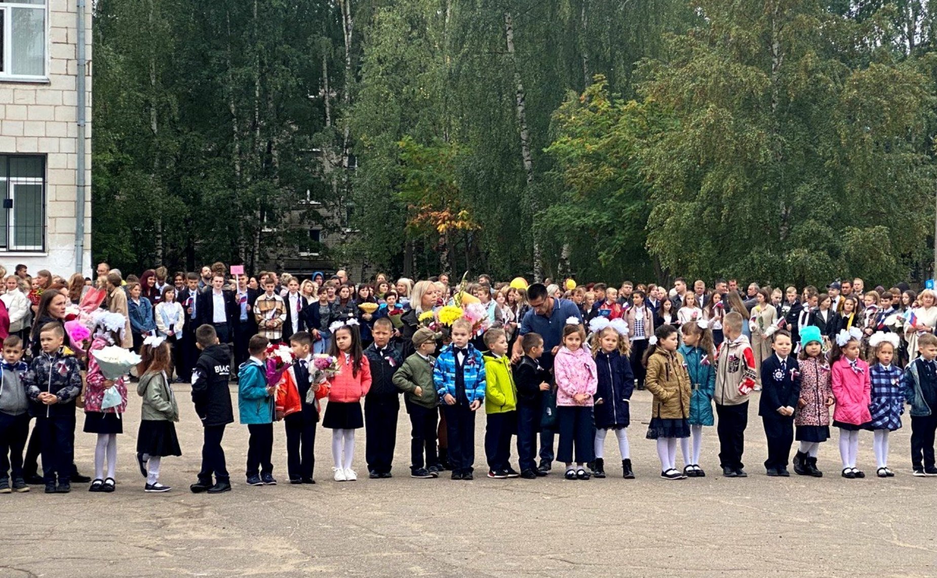 Заместитель Председателя Совета Федерации Николай Журавлев посетил Караваевскую среднюю школу Костромского района и поздравил всех педагогов и школьников с Днем знаний и началом нового учебного года