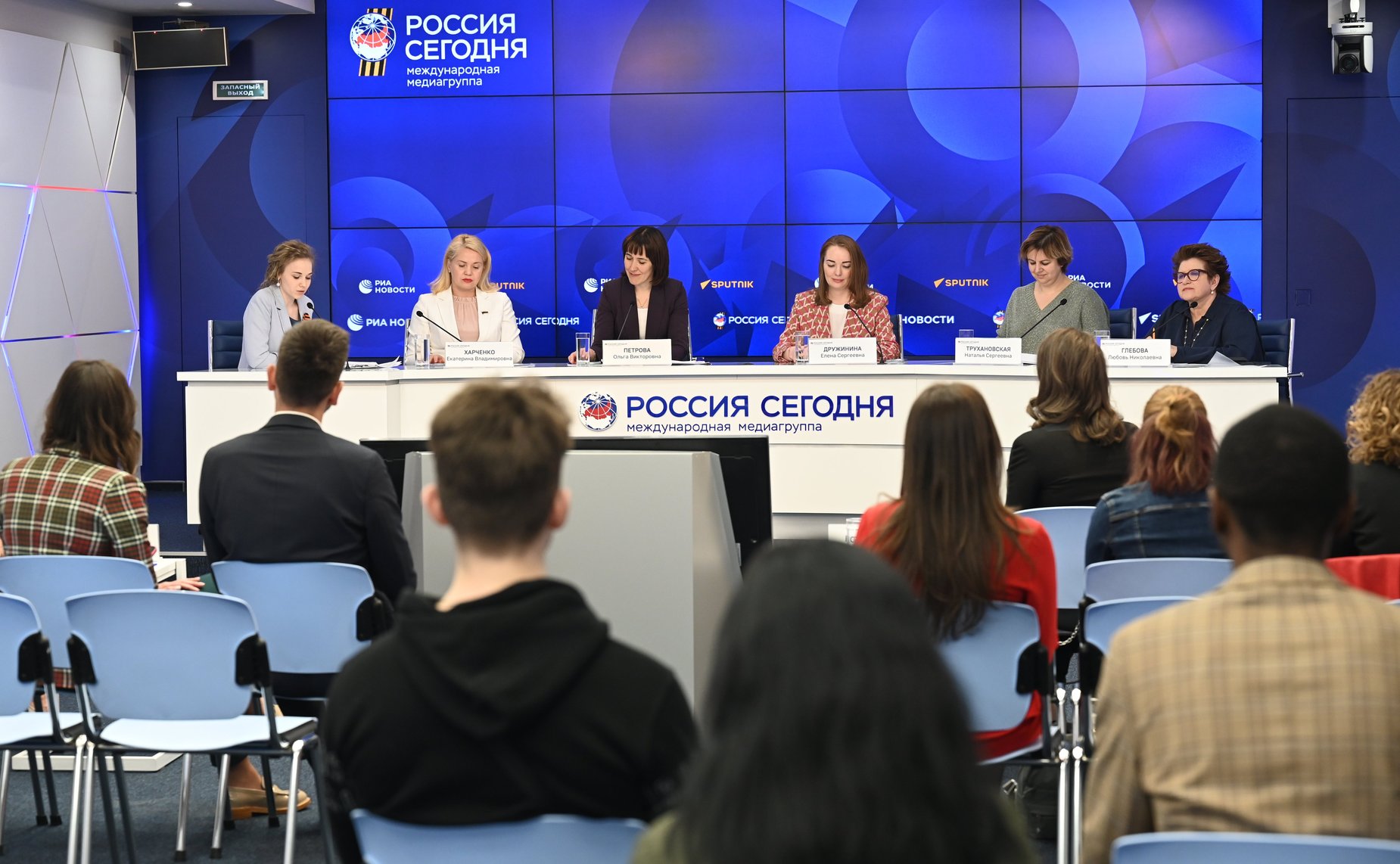 Пресс-конференция, посвященная запуску второго сезона проекта «Женщины: Школа наставничества» в пресс-центре МИА «Россия сегодня»