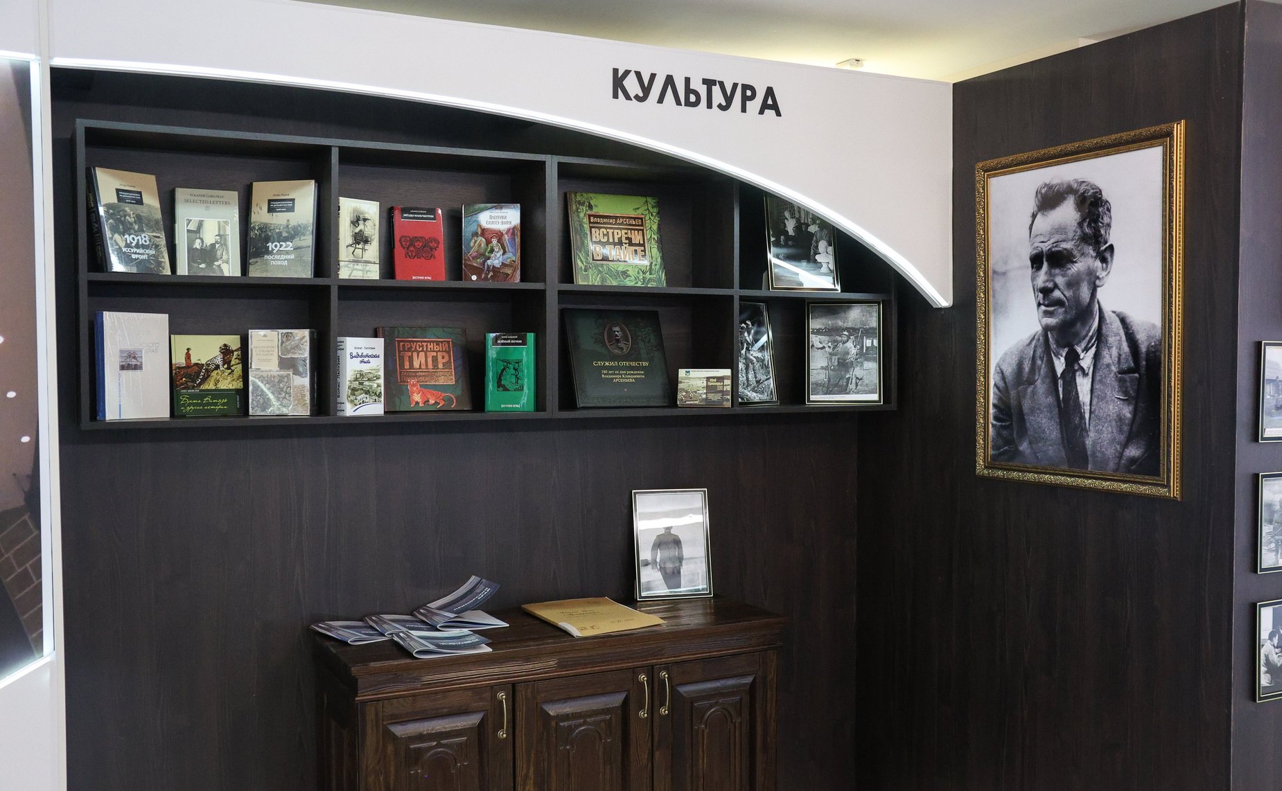 Валентина Матвиенко и Олег Кожемяко осмотрели выставку, посвященную истории и перспективам развития Приморского края