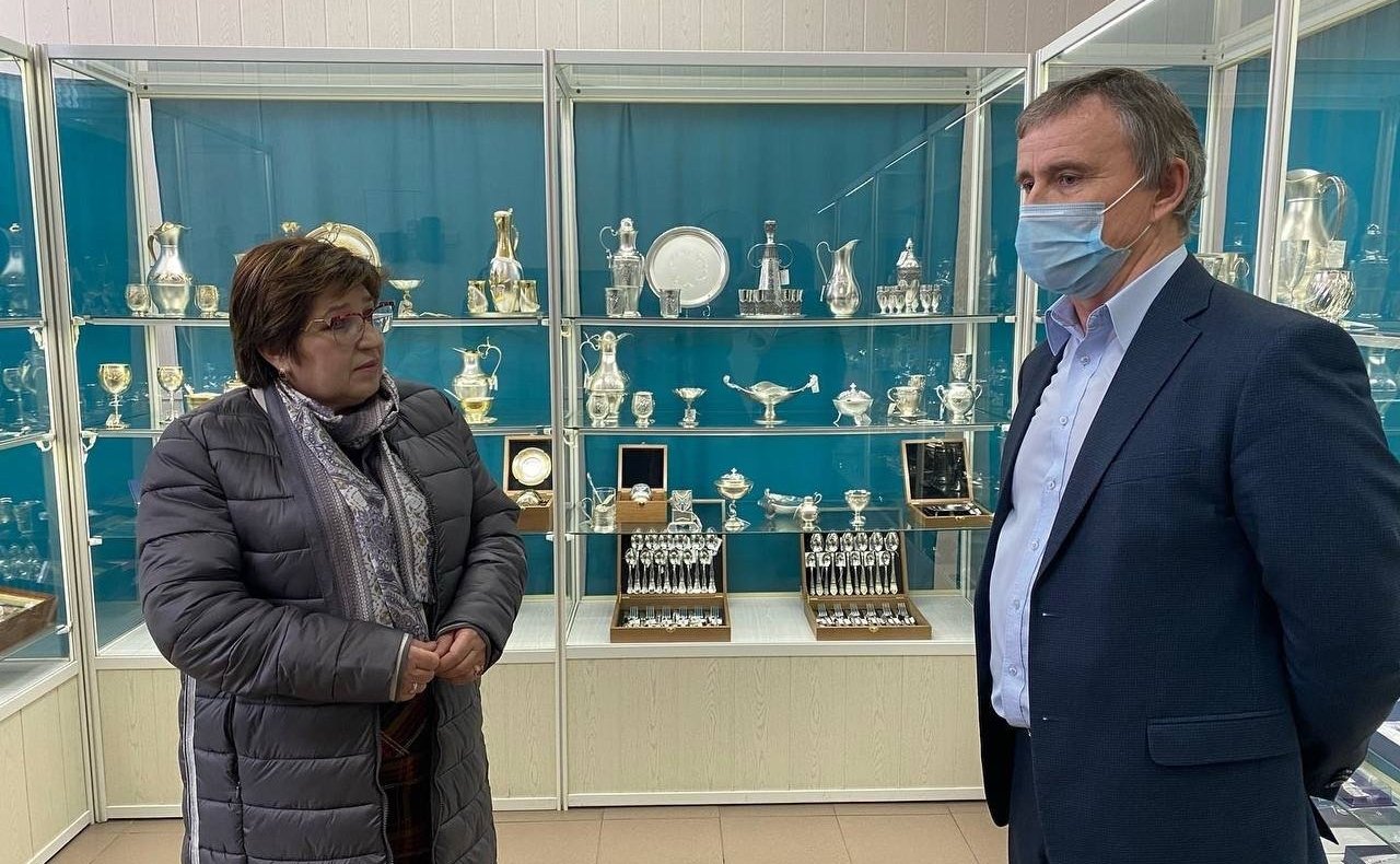 Ольга Хохлова в ходе рабочей поездки в регион посетила центр народных промыслов — поселок Мстёра Вязниковского района