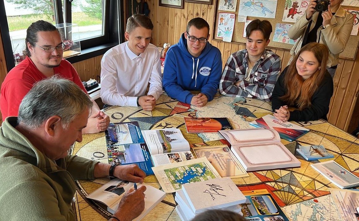 Заместитель Председателя СФ Юрий Воробьев в рамках поездки в регион встретился с выпускниками Молодежного клуба Русского географического общества «Корабелы Прионежья»