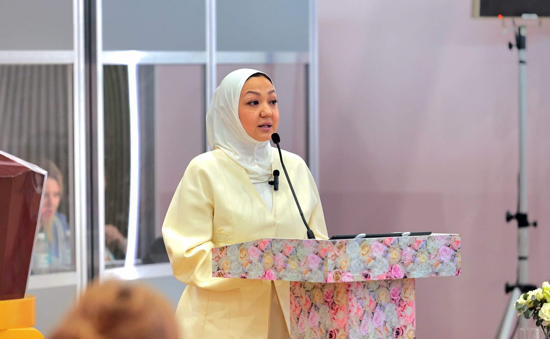 Сессия «Украшая мир: экономика индустрии красоты, творчества. Успешные примеры женского лидерства». Мероприятие прошло в рамках «женского трека» XVI Международного экономического форума «Россия – Исламский мир: KazanForum»