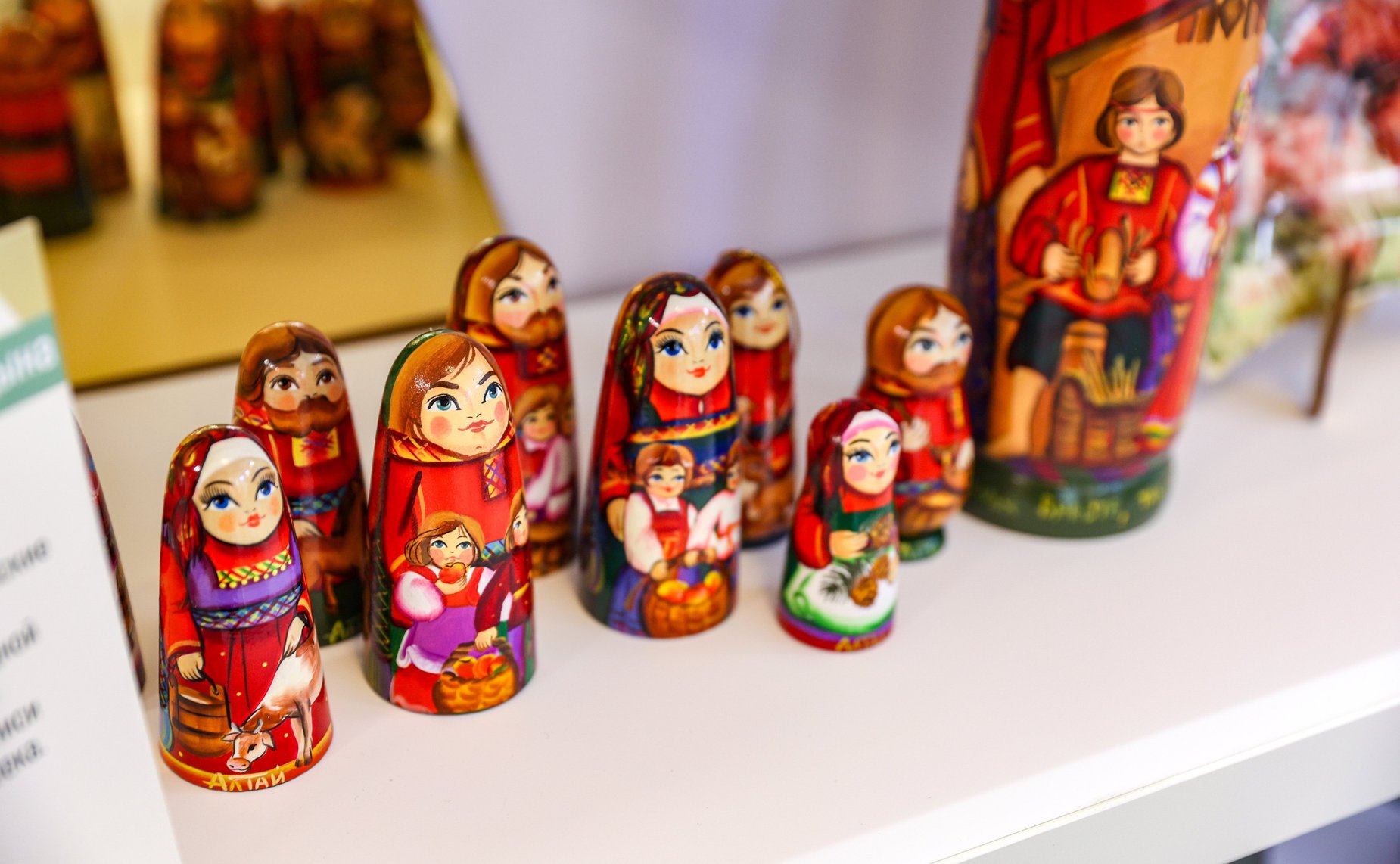 Валентина Матвиенко и Виктор Томенко осмотрели выставку, посвященную истории и перспективным направлениям развития Алтайского края