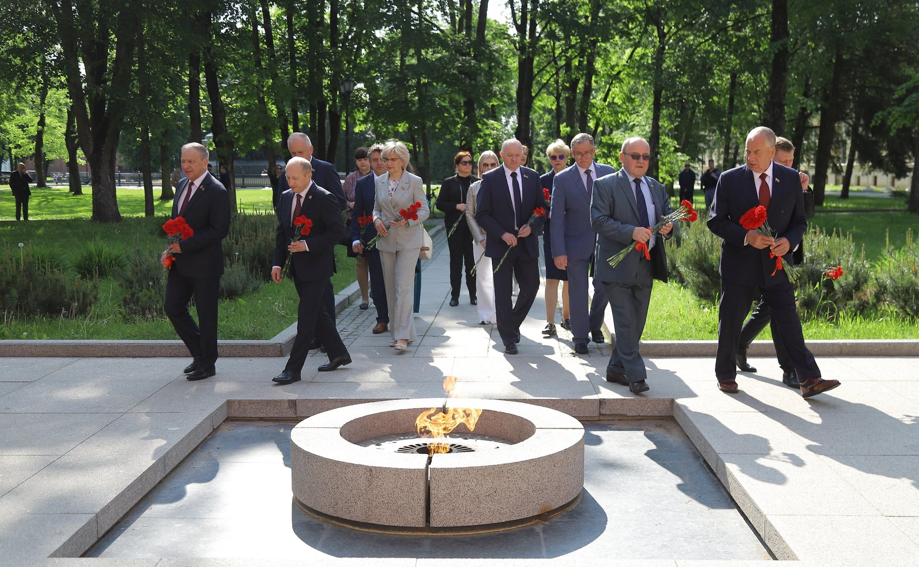 В рамках визита в Великий Новгород парламентарии возложили цветы к мемориалу «Огонь Вечной славы» в Новгородском кремле
