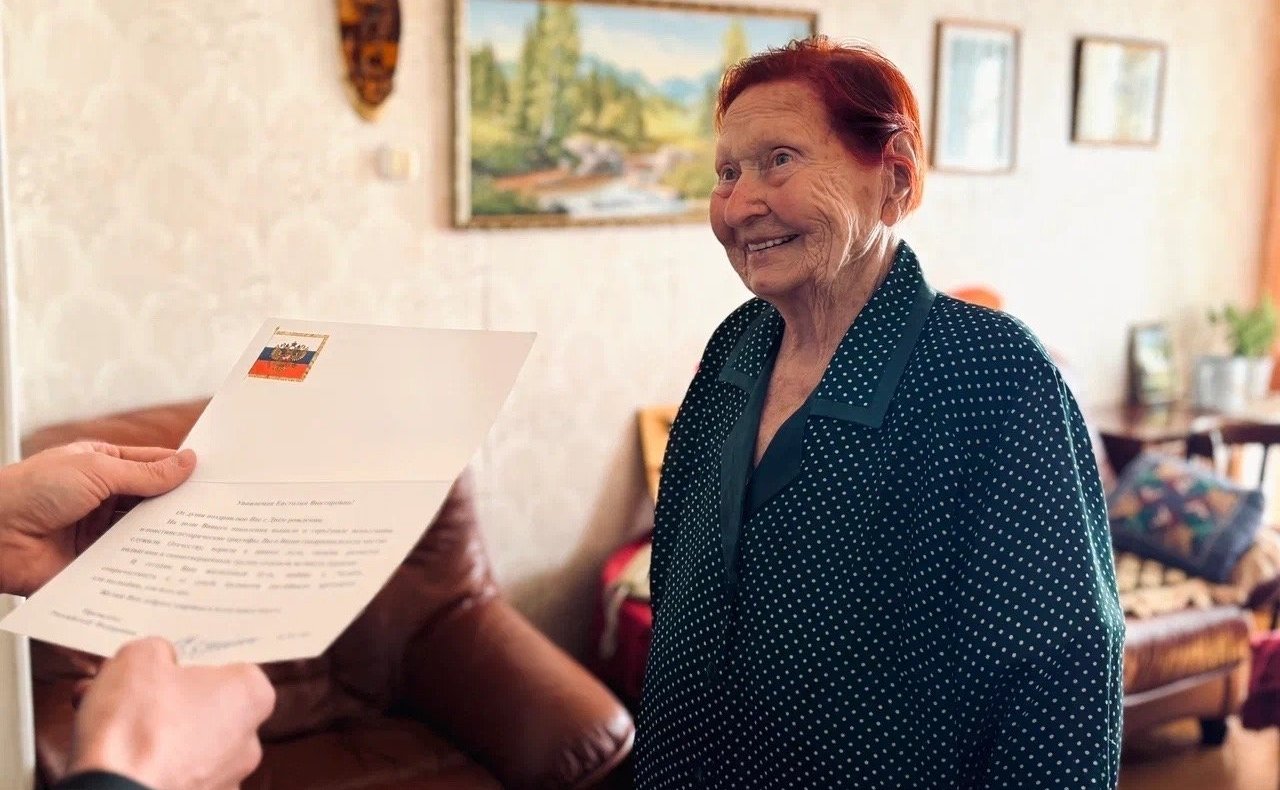 Роман Маслов поздравил долгожителей своего родного города Череповца