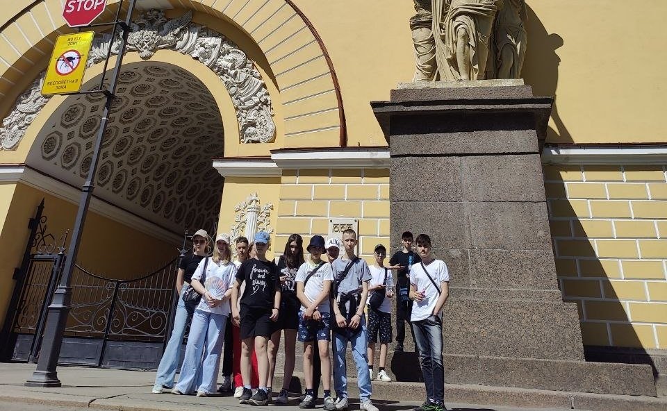 Сергей Мартынов вновь пригласил детей героев побывать в городе на Неве и познакомиться с его главными достопримечательностями