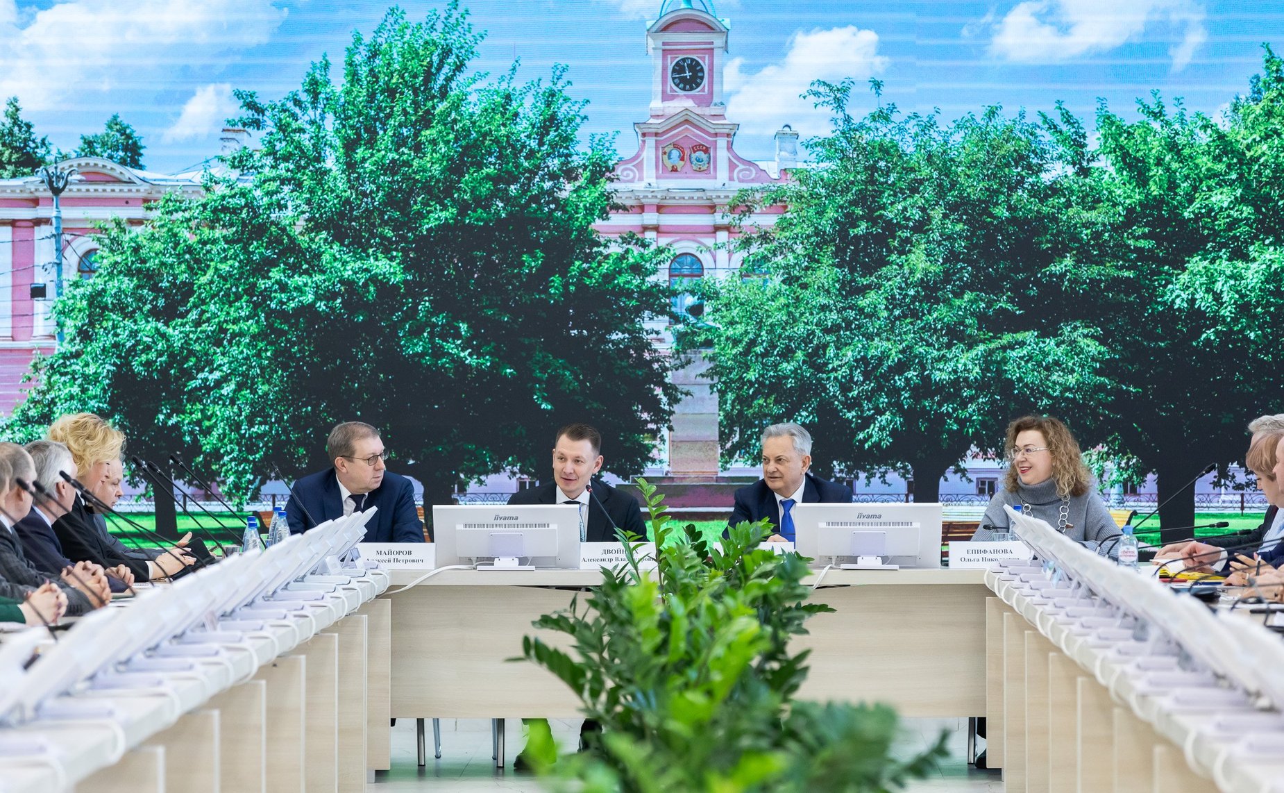 Сенаторы во главе с председателем Комитета СФ по аграрно-продовольственной политике и природопользованию Александром Двойных провели совещание в Российском государственном аграрном университете – МСХА имени К.А. Тимирязева