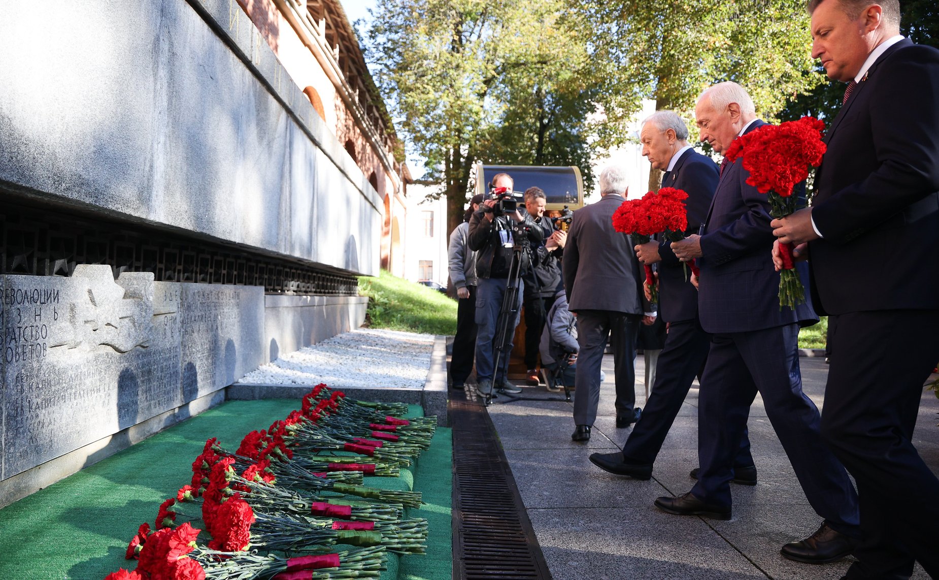 Председатель Совета Федерации Валентина Матвиенко и врио губернатора Новгородской области Александр Дронов возложили венки к Мемориалу «Вечный огонь славы»