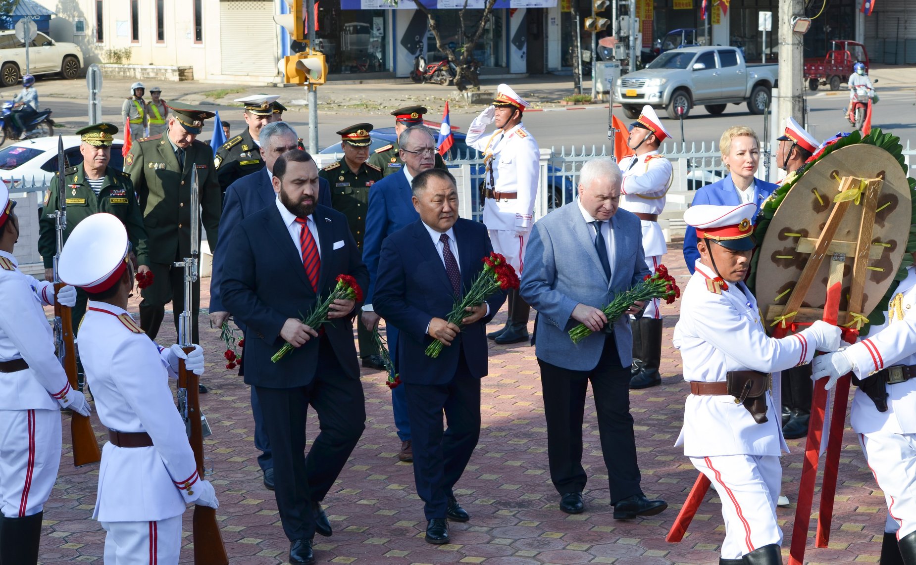 Российские парламентарии возложили цветы к памятнику советским летчикам транспортной авиации во Вьентьяне, участвовавшим в боевых действиях в Индокитае в годы американской агрессии с 1960 по 1973 годы