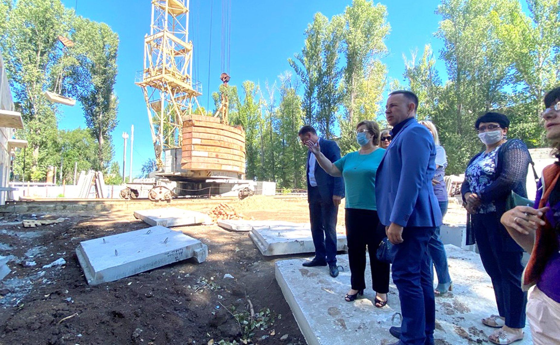 Олег Алексеев вместе с представителями общественности и органов региональной и муниципальной власти осмотрел новые дома в поселке Геофизик