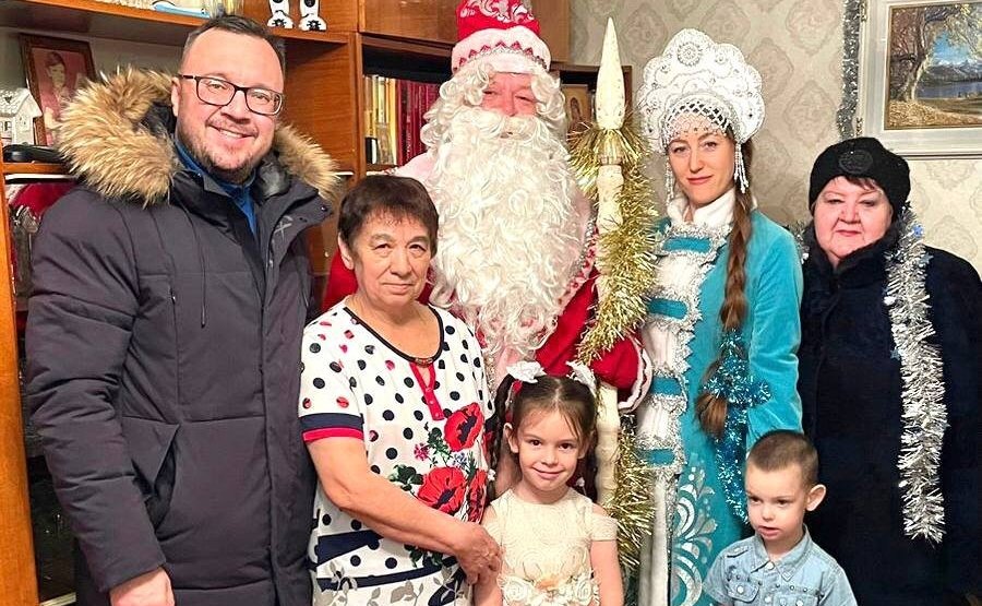 Андрей Хапочкин в рамках акции «Ёлка желаний» передал подарки детям в отдалённые районы острова Сахалин