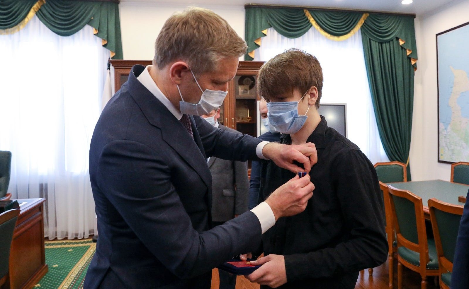 В Нарьян-Маре подростку, спасшему ребенка, вручили памятную медаль Совета Федерации «За проявленное мужество»