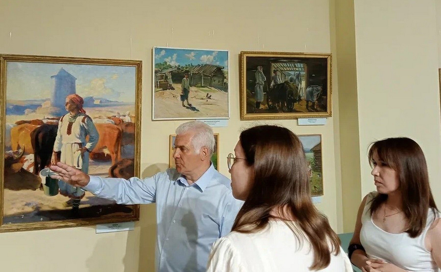 Сергей Мартынов посетил в Национальном музее Марий Эл уникальную выставку картин для незрячих