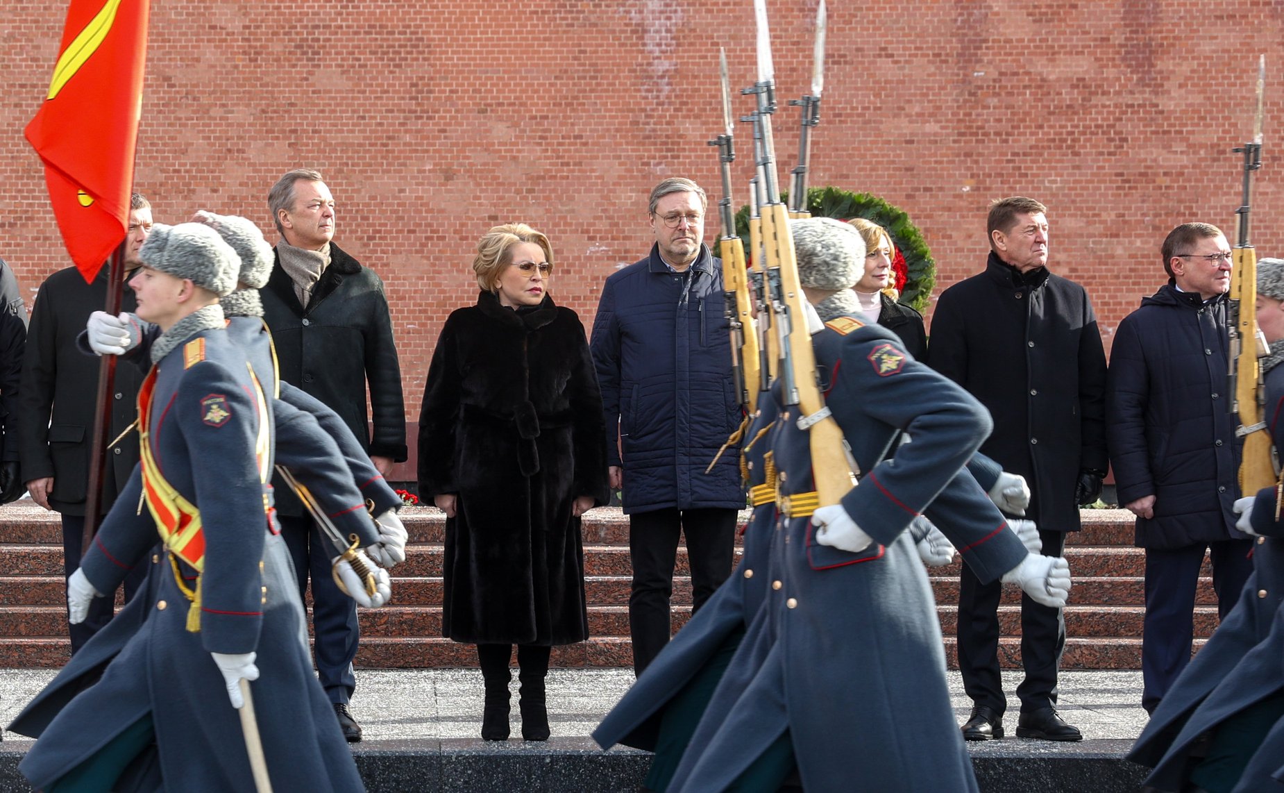 Председатель Совета Федерации Валентина Матвиенко возложила цветы к Могиле Неизвестного Солдата у Кремлевской стены