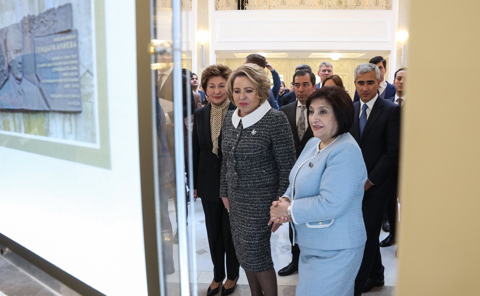 Валентина Матвиенко и Председатель Милли Меджлиса Азербайджанской Республики Сагиба Гафарова открыли в верхней палате российского парламента фотовыставку «В России часть моей души…», посвященную 100-летию со дня рождения Гейдара Алиева