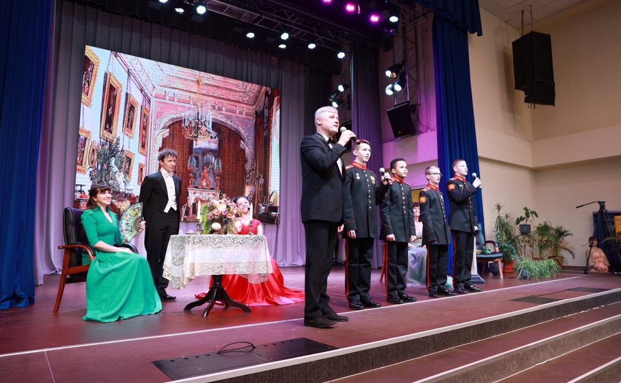 Воспитанники Тульского СВУ, их родители и преподаватели