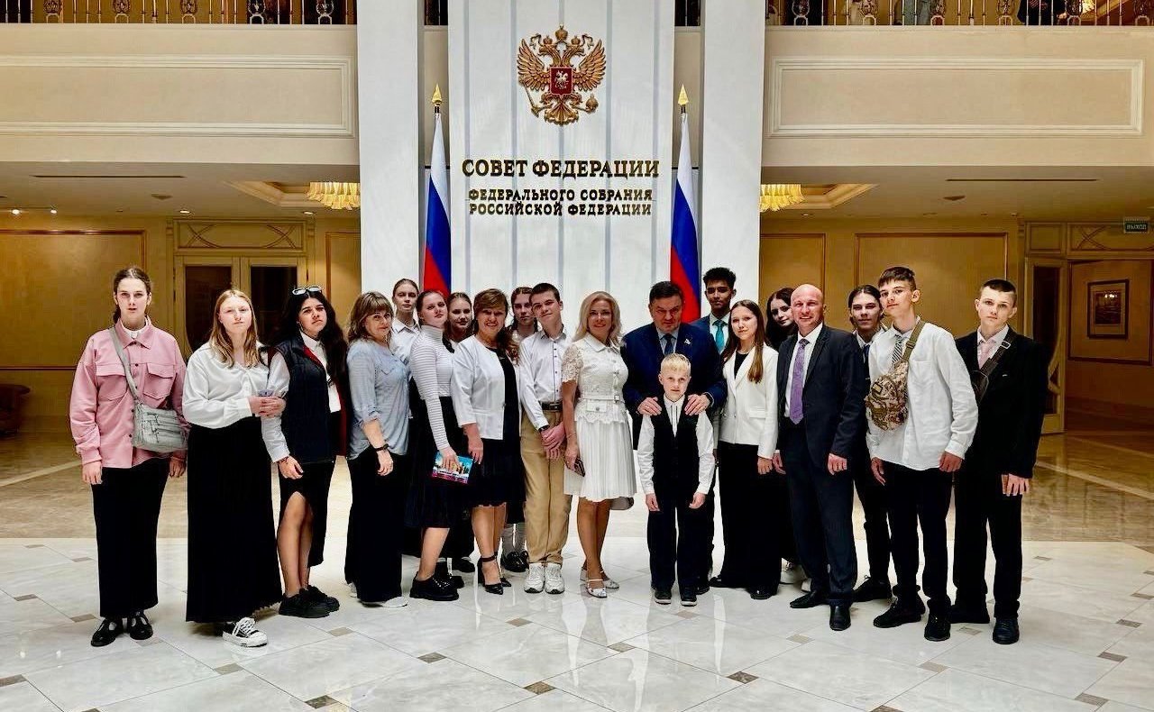 Сергей Перминов организовал в преддверии Дня защиты детей проведение экскурсии в палату регионов для группы социально поддерживаемых юных земляков