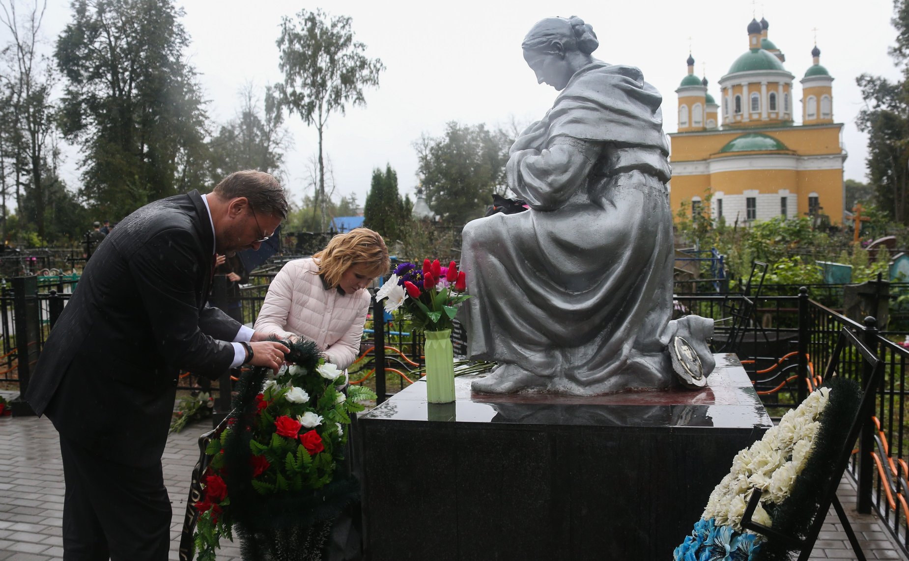 Константин Косачев и Валерий Рязанский приняли участие в открытии двух отремонтированных и реконструированных воинских мемориалов, расположенных на территории Спас-Заулковского муниципального кладбища