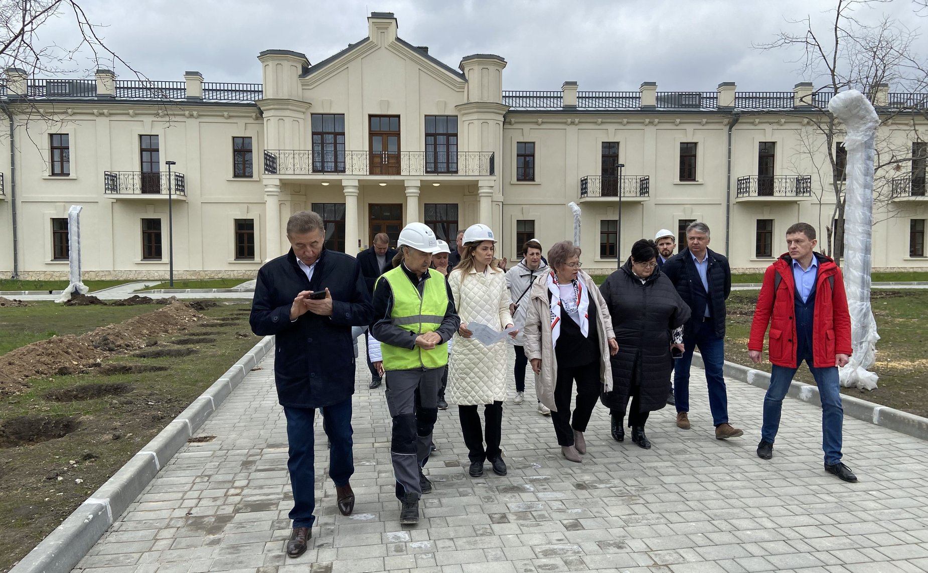 Оксана Хлякина и Сергей Лукин в рамках поездки в Республику Крым ознакомились с ходом строительства Федерального детского реабилитационного центра в Евпатории