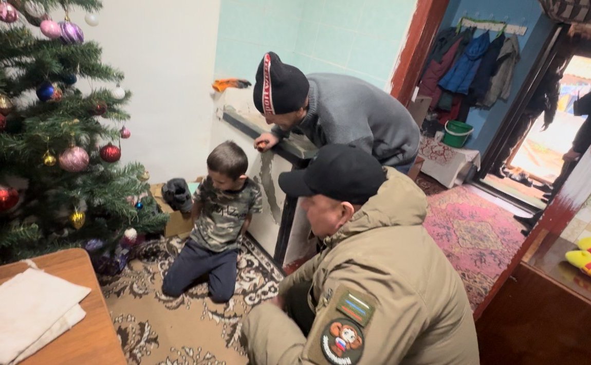 Игорь Кастюкевич посетил несколько многодетных семей и вручил детям новогодние подарки