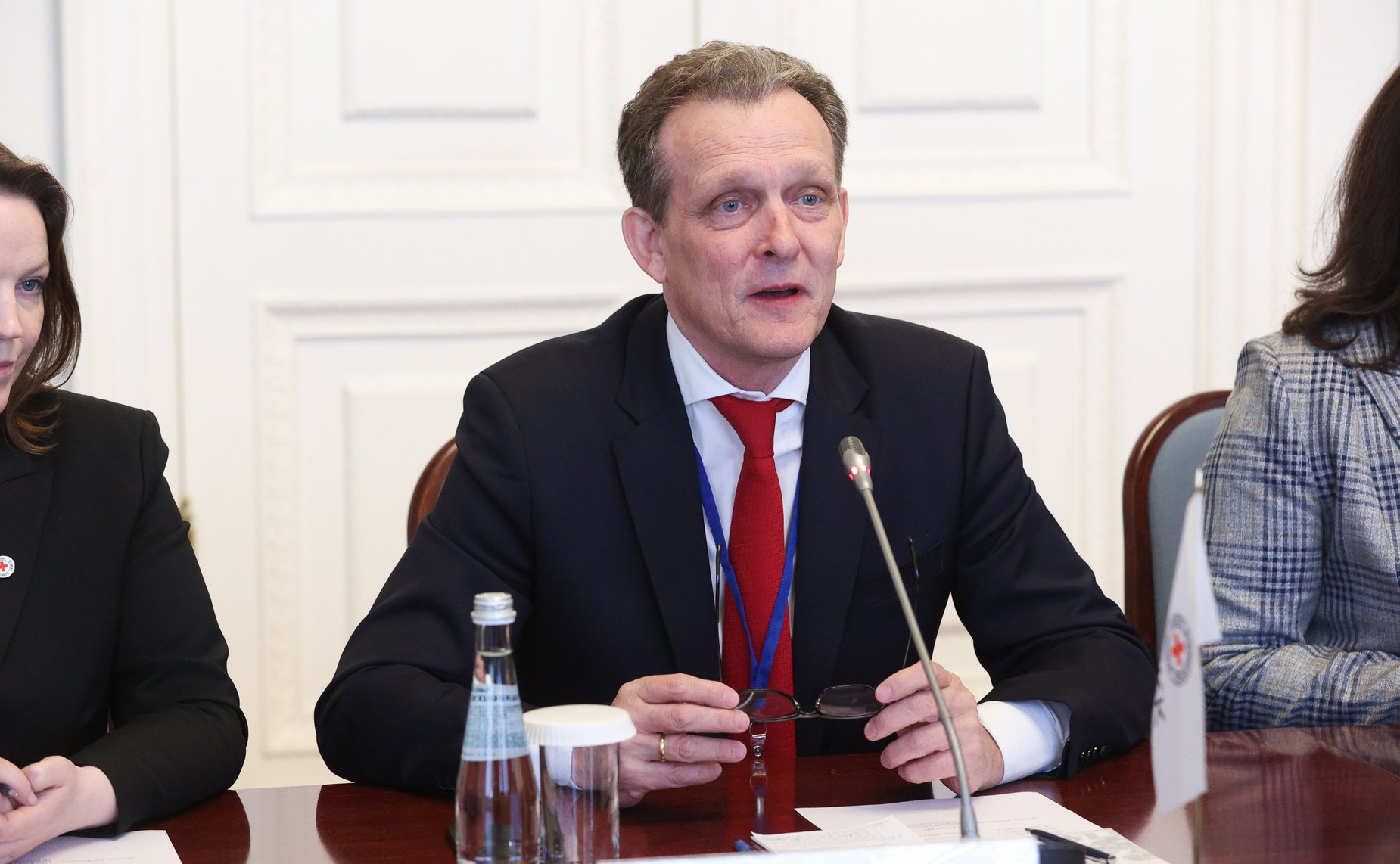 Константин Косачев провел беседу с главой региональной делегации Международного Комитета Красного Креста (МККК) в России и Беларуси Борисом Мишелем