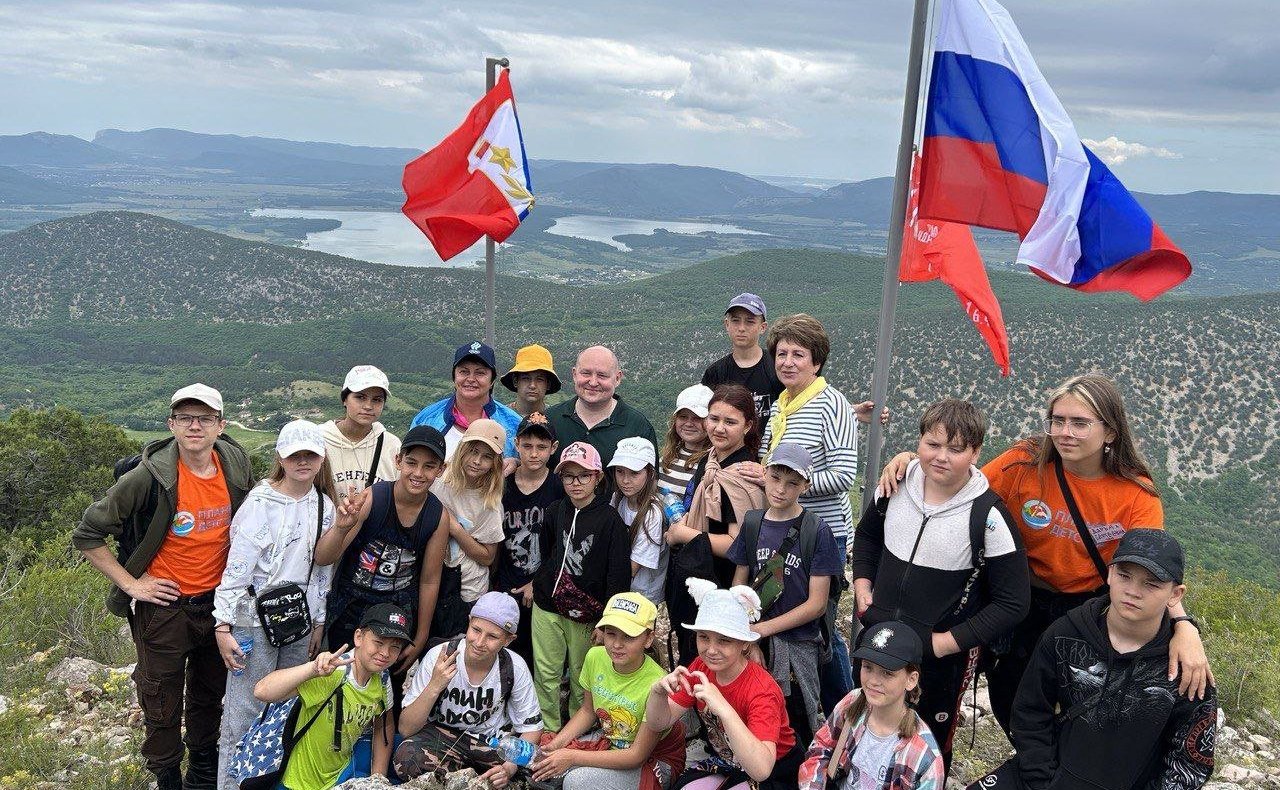 Екатерина Алтабаева вместе с ребятами из севастопольского детского оздоровительного лагеря «Горный» сходила в поход
