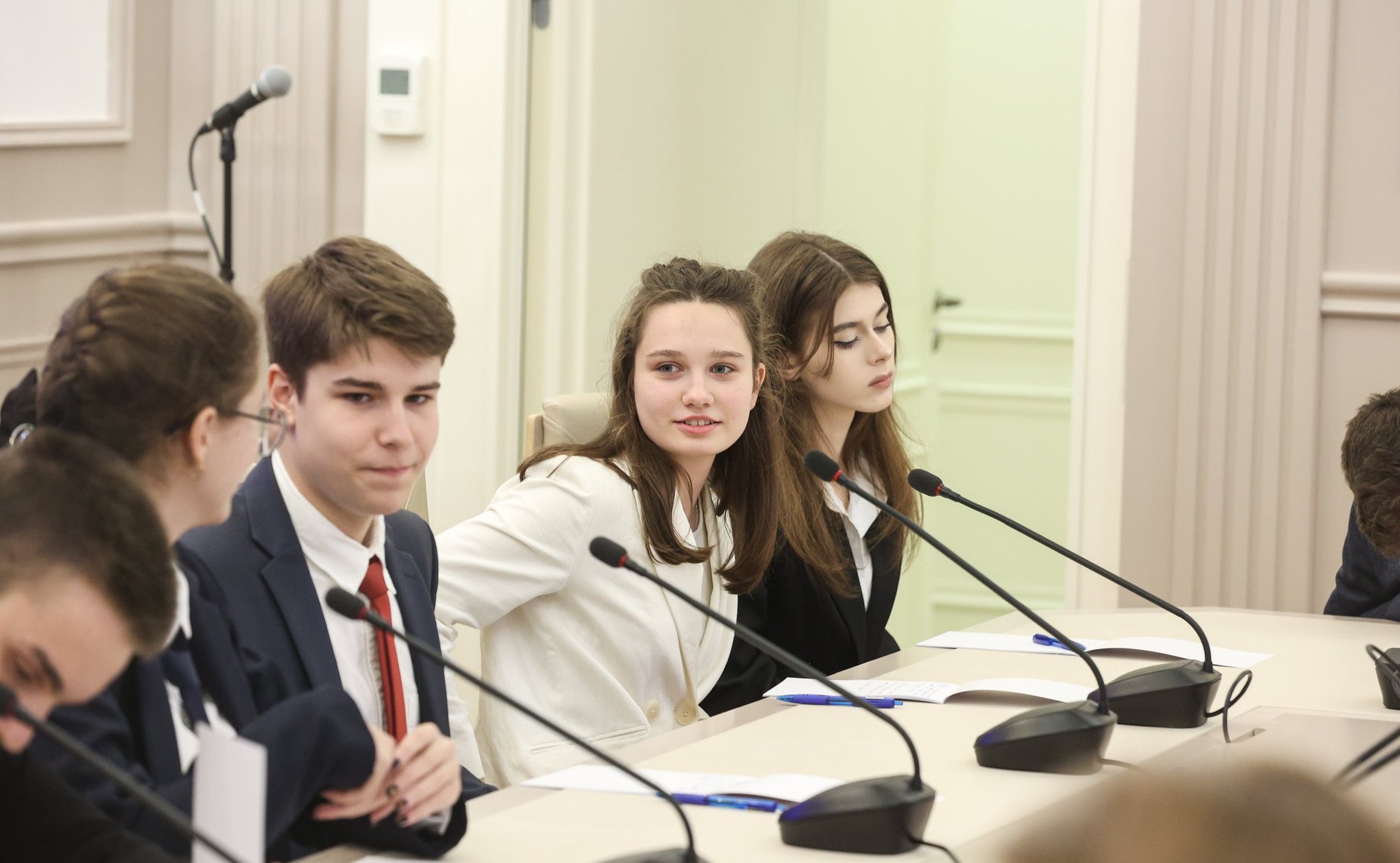 Встреча председателя Комитета по бюджету и финансовым рынкам Анатолия Артамонова с учащимися МБОУ Лицей №9 им. К.Э. Циолковского Калужской области