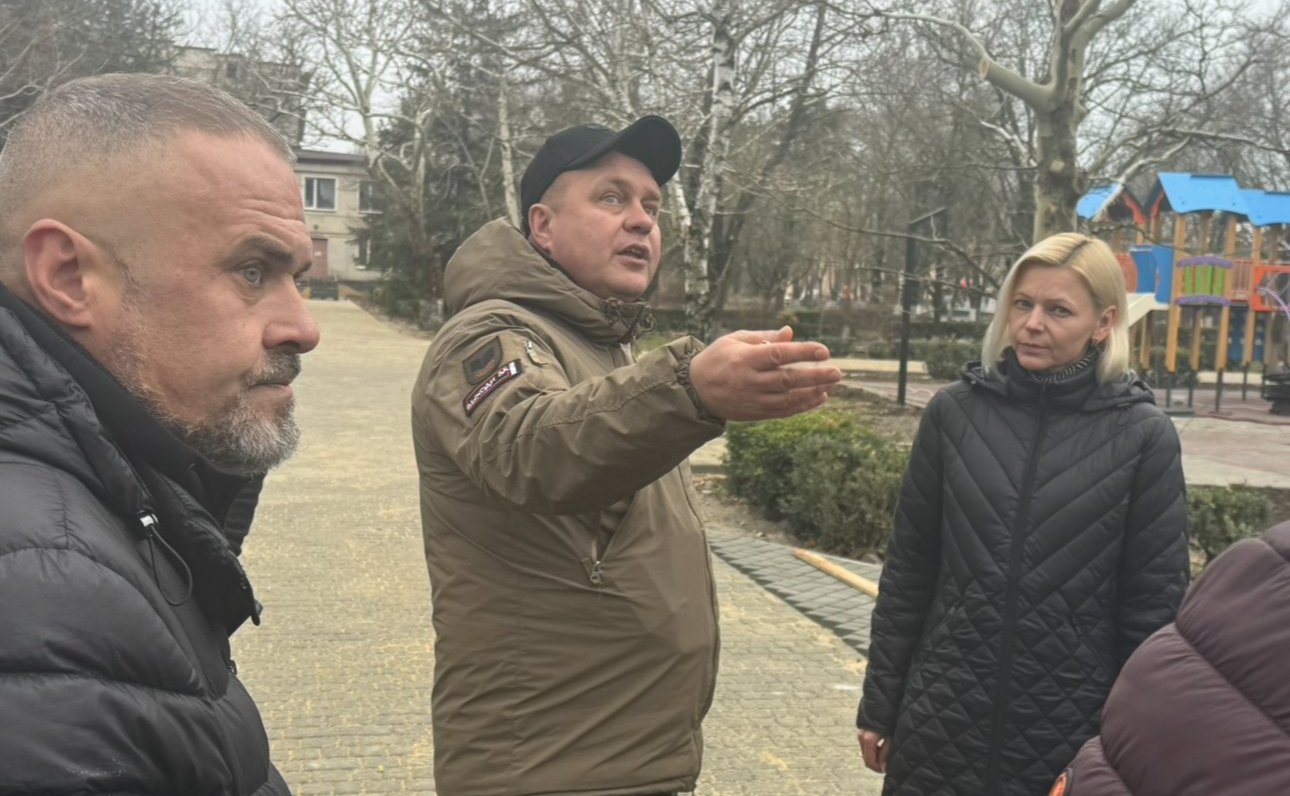 Игорь Кастюкевич вместе с представителями органов местной власти ознакомился с ходом работ по благоустройству парковой территории в пгт Каланчак