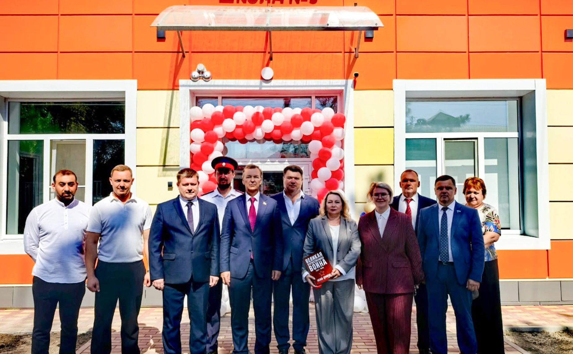 Первый заместитель Председателя Совета Федерации Андрей Яцкин поздравил учителей и учеников начальной школы № 5 города Азова с Днем знаний