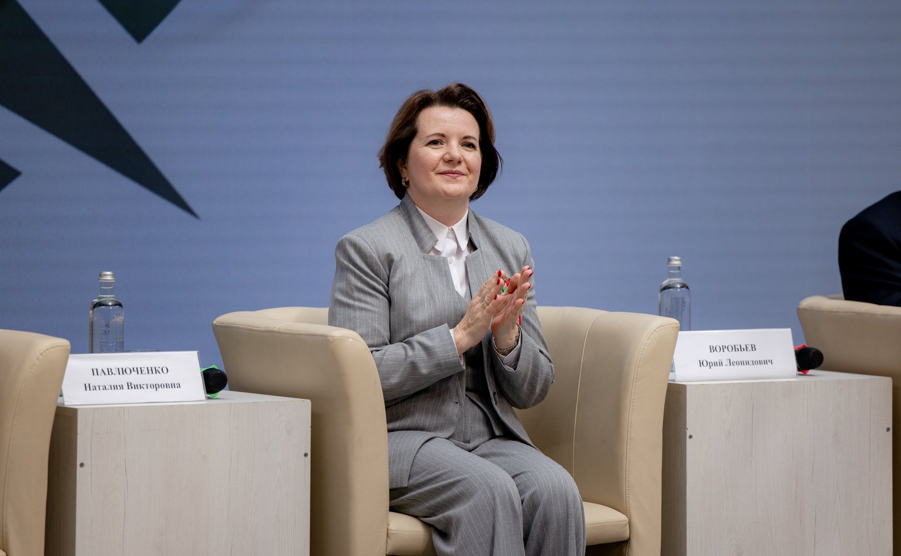 В Смоленске прошла патриотическая экспедиция «Код непокорённых» с участием молодых активистов из разных регионов России и Беларуси. Пленарная дискуссия проекта «Код непокоренных»