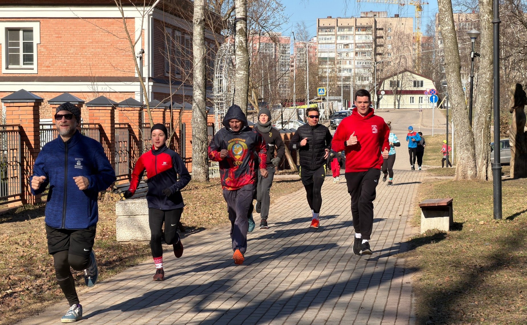 Роман Маслов принял участие в утренней зарядке вместе с депутатами и жителями Череповца
