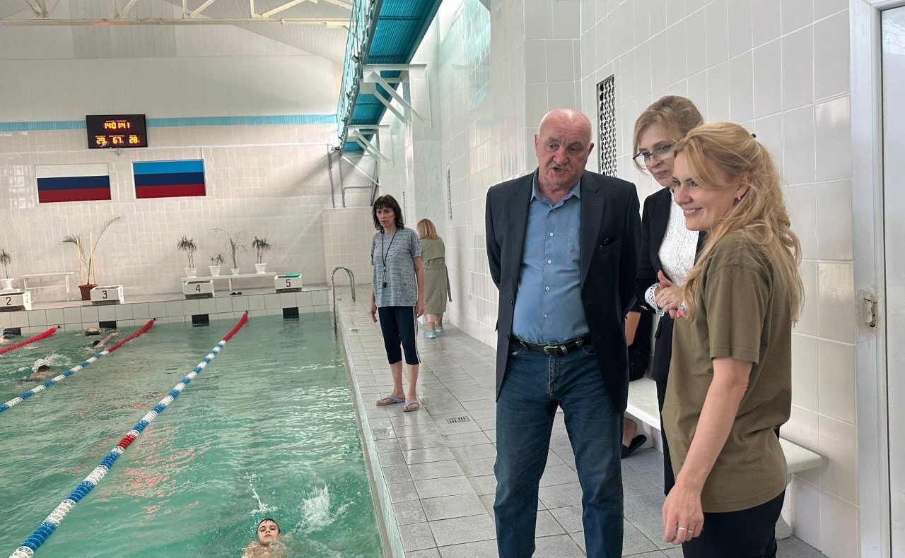 Дарья Лантратова провела прием граждан, передала инвентарь для спортивной школы Лисичанска и приняла участие в мероприятиях ко Дню Народного единства