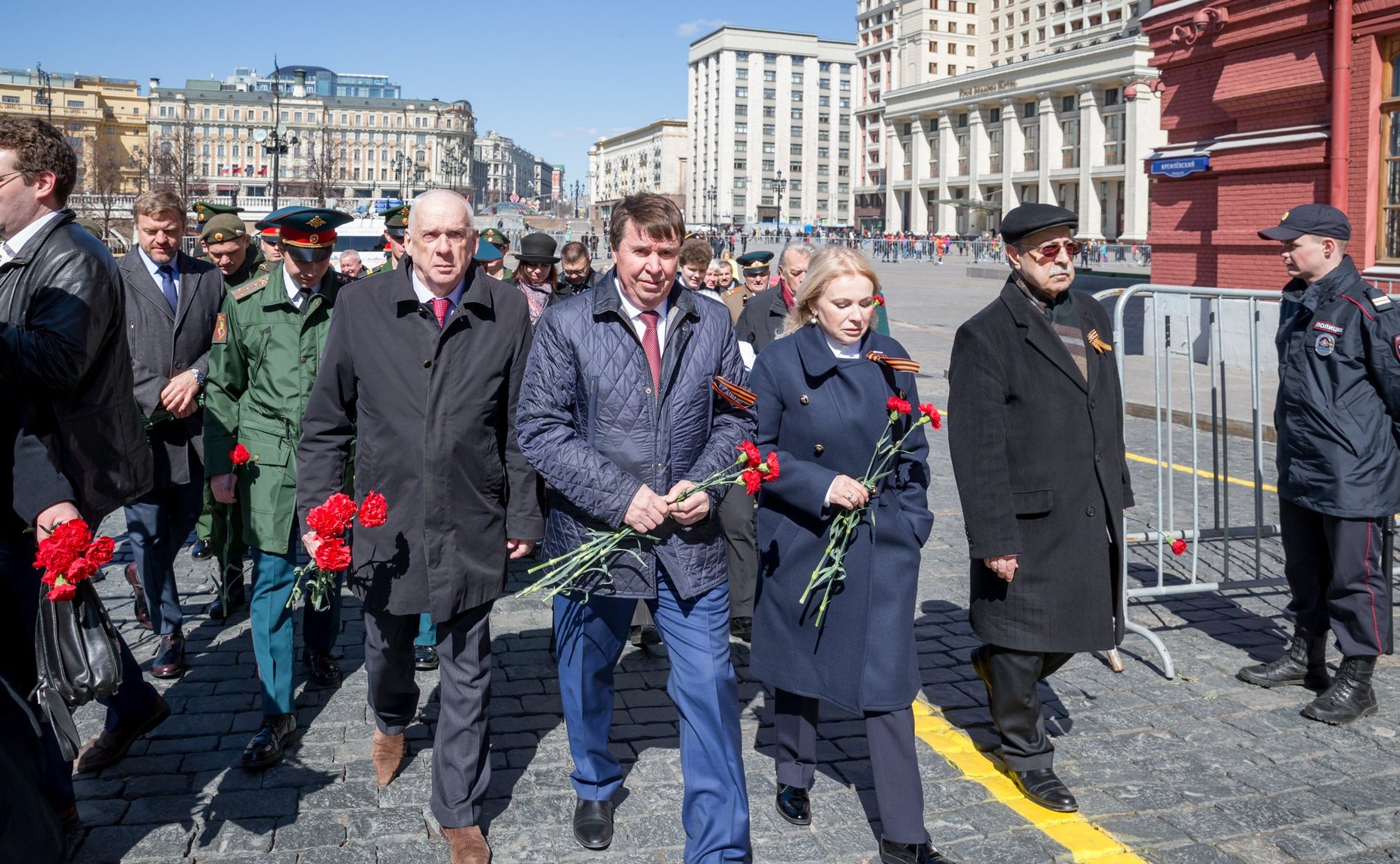 С. Цеков и О. Ковитиди приняли участие в возложении венков к могиле Неизвестного солдата в день годовщины освобождения Крыма от немецко-фашистских захватчиков