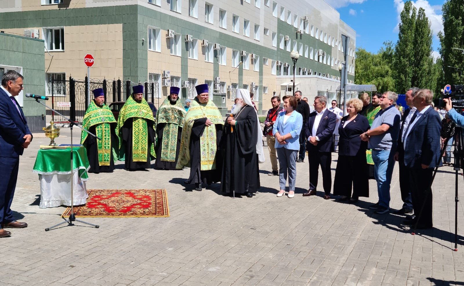 Оксана Хлякина приняла участие в церемонии открытия в Липецке памятника великомученику и целителю Пантелеимону, изготовленному и установленному в память медиков