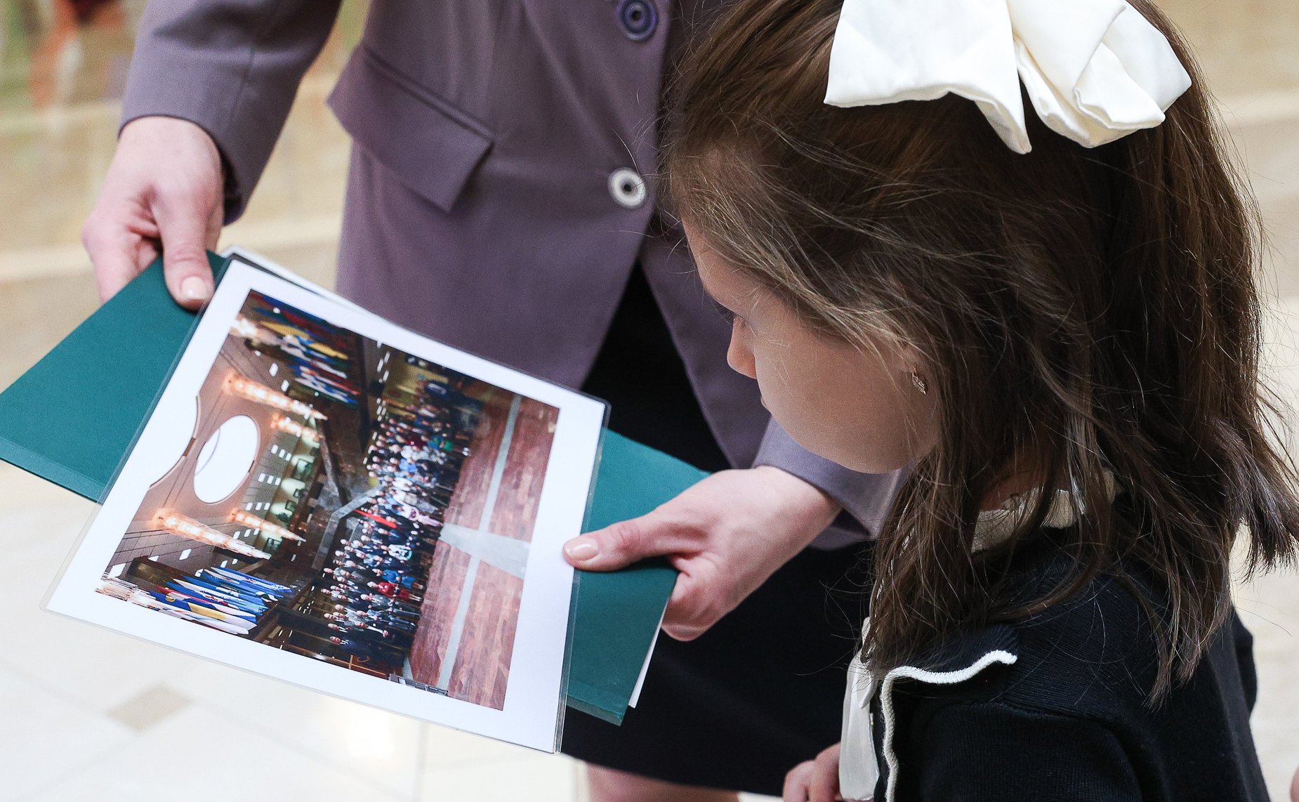 Валентина Матвиенко встретилась с детьми-участниками выставки художественных промыслов, прошедшей в рамках IX Парламентского форума «Историко-культурное наследие России»