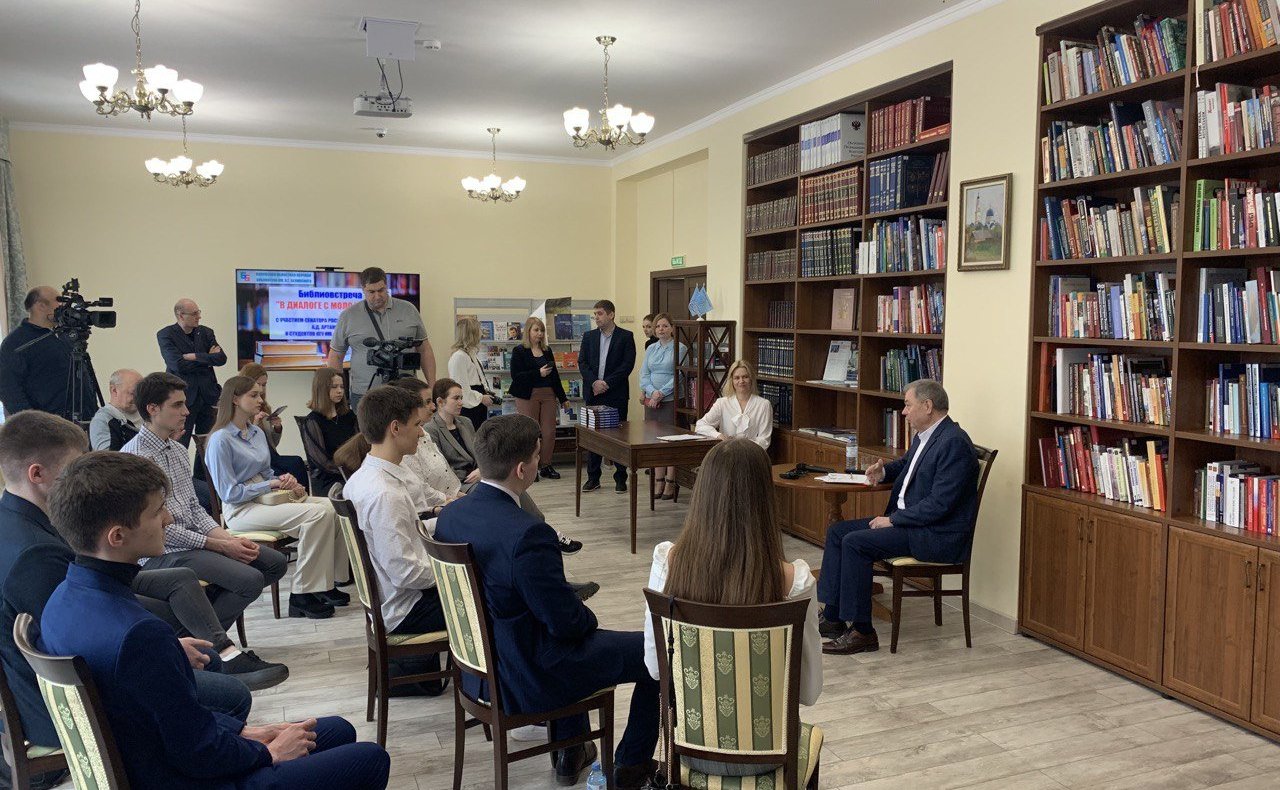 Анатолий Артамонов провел встречу со студентами Института истории и права Калужского государственного университета им. К.Э. Циолковского