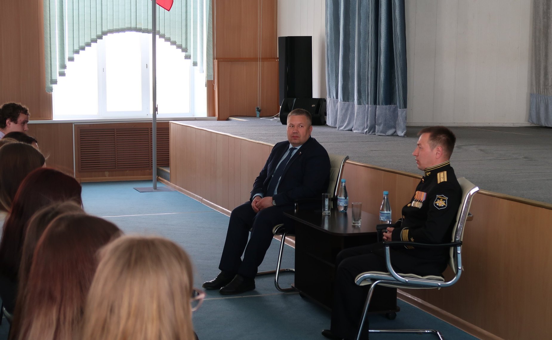 Денис Гусев провел встречу студентов Ненецкого АО с моряком-подводником