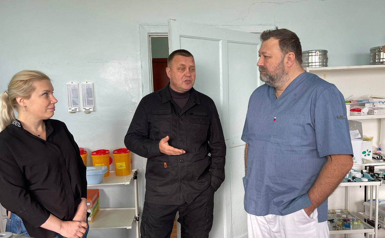 Игорь Кастюкевич посетил больницу в Херсонской области и встретился с врачами-стоматологами, приезд которых организовал для лечения льготных категорий граждан