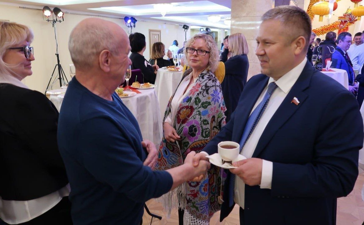 Денис Гусев вручил награды победителям конкурса «Золотое перо» в Ненецком автономном округе