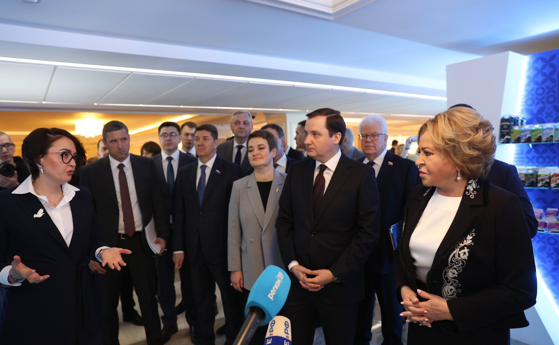 Валентина Матвиенко и губернатор региона Александр Цыбульский осмотрели выставку, посвященную проведению Дней Архангельской области в Совете Федерации