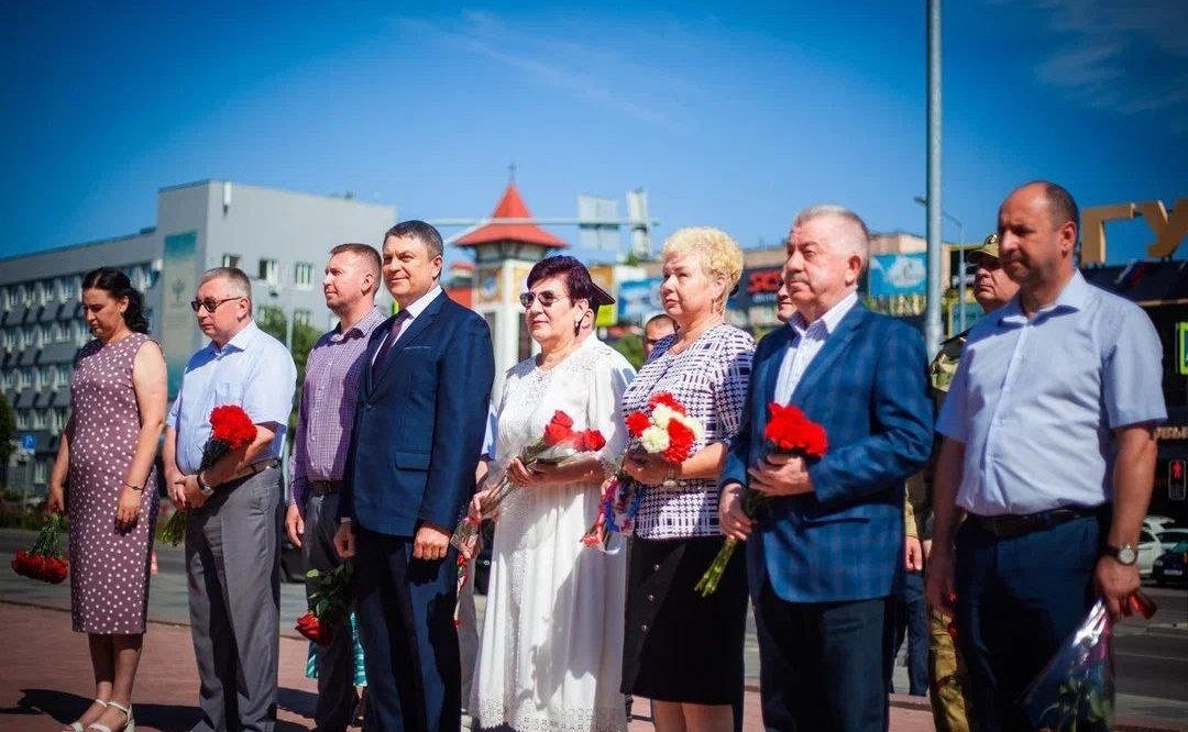 Ольга Бас вместе с представителями органов власти региона возложила цветы к памятнику «Они отстояли Родину»