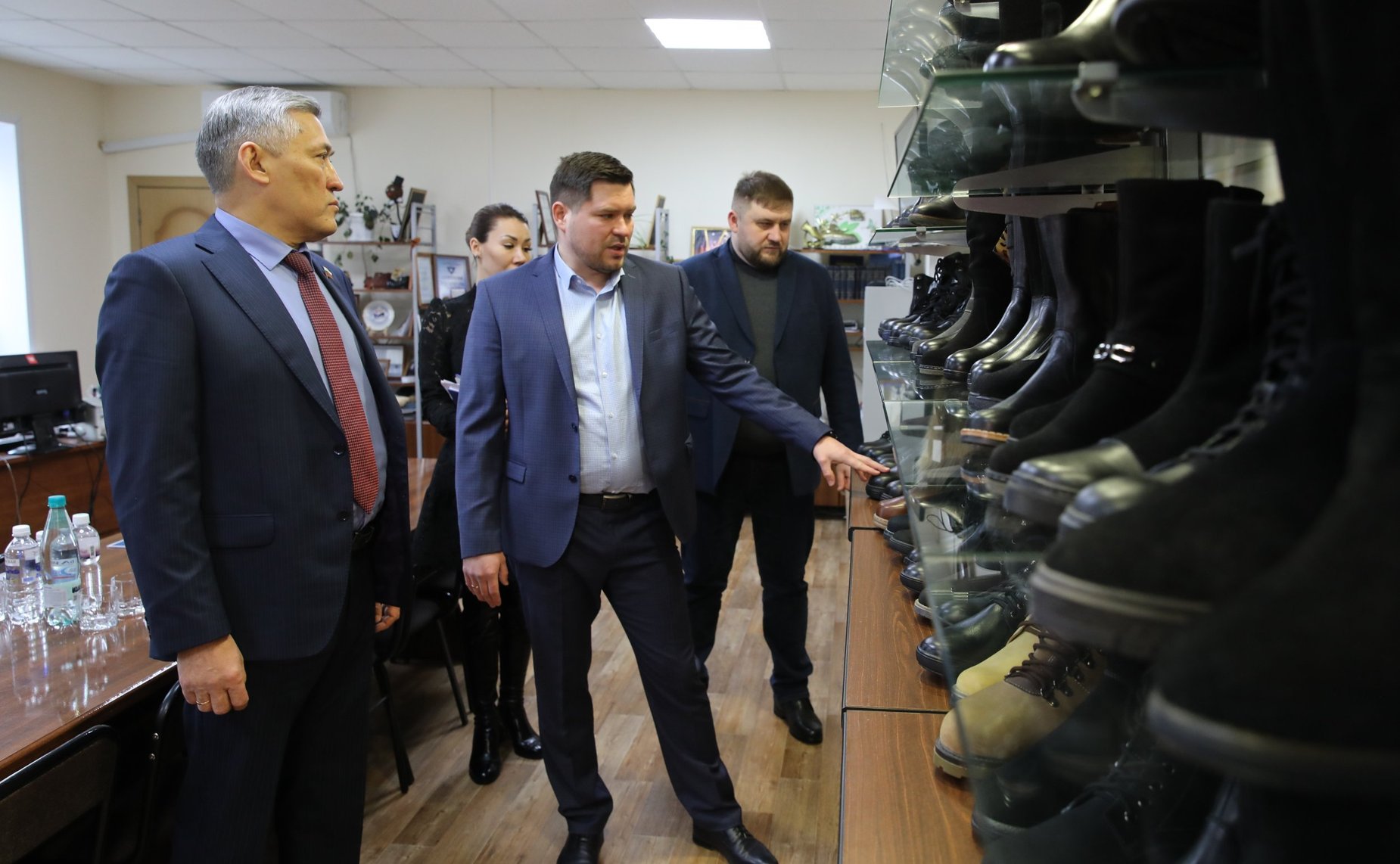 Юрий Валяев посетил Биробиджанскую обувную фабрику