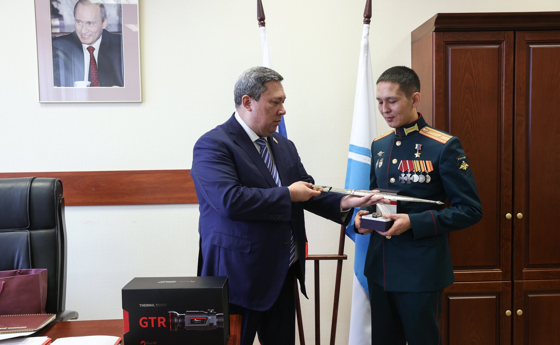 Владимир Полетаев пригласил Героя России Амыра Аргамакова из Республики Алтай в Совет Федерации, где лично поздравил его с присвоением высшего звания за заслуги перед государством и народом