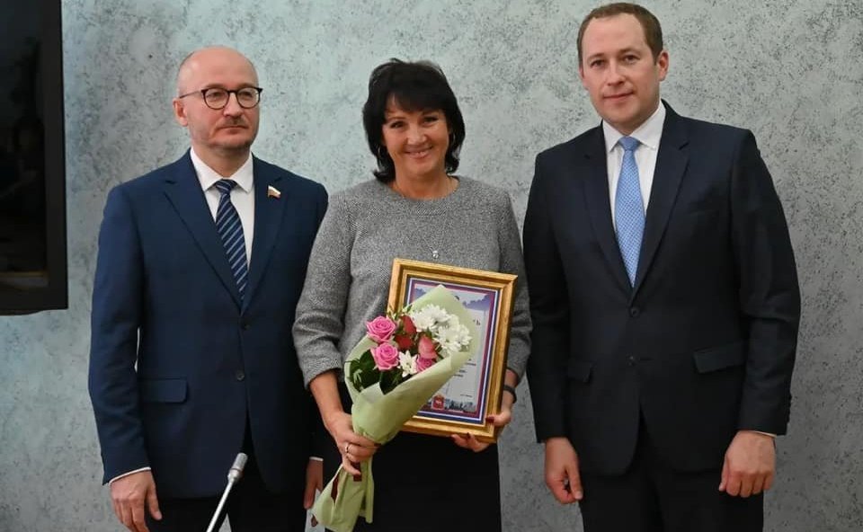 Олег Цепкин принял участие в торжественной церемонии награждения жителей региона благодарностями от имени губернатора и благодарственными письмами Совета Федерации