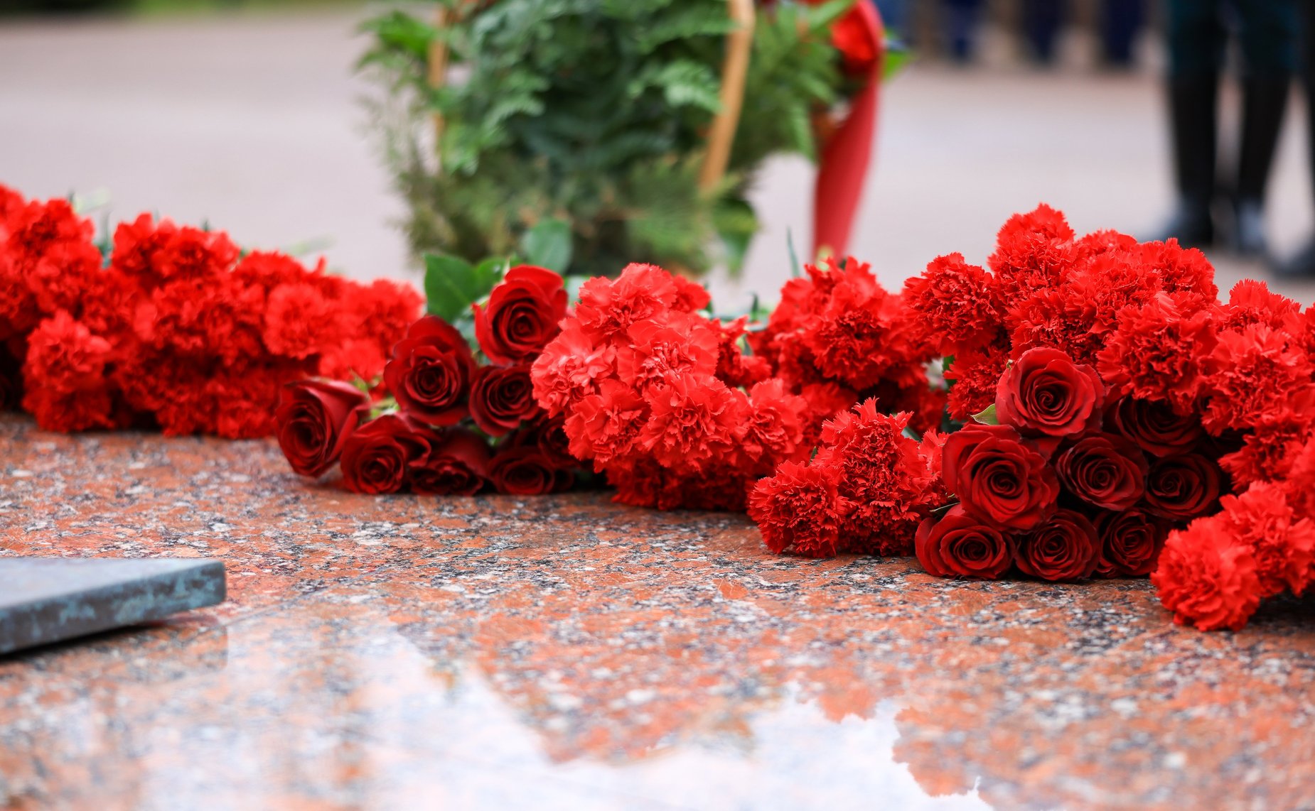 Сенаторы возложили цветы к Вечному огню в Сквере Памяти Героев в Смоленске