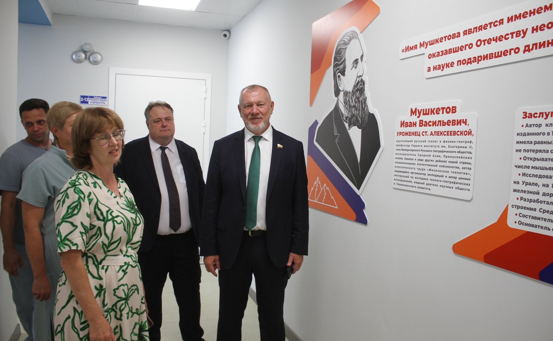 Сергей Горняков принял участие в торжественной линейке средней школы имени И.В. Мушкетова, обновленной после капитального ремонта