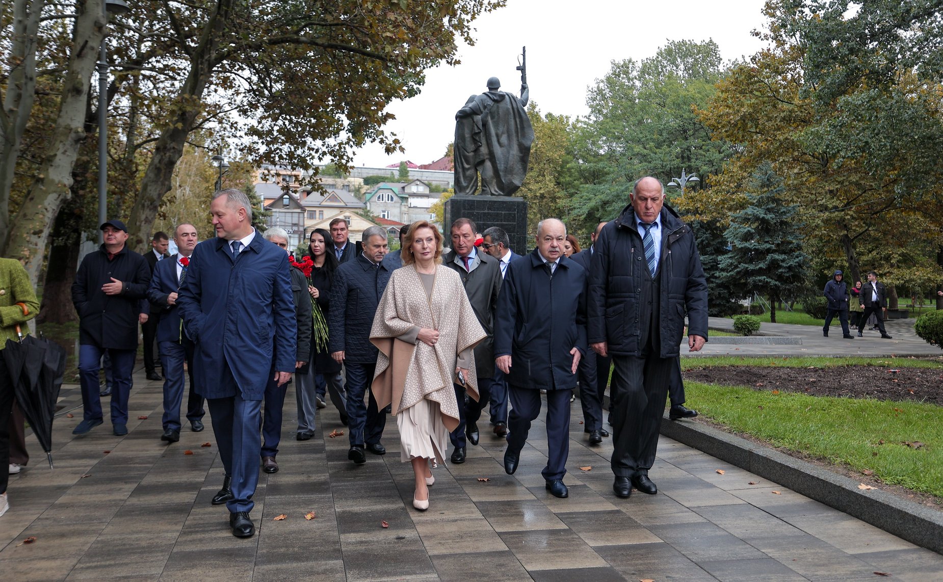 Сенаторы РФ возложили цветы к мемориалу Воину-освободителю в парке им. Ленинского комсомола в Махачкале (фото пресс-служба Министерства экономики и территориального развития Республики Дагестан)
