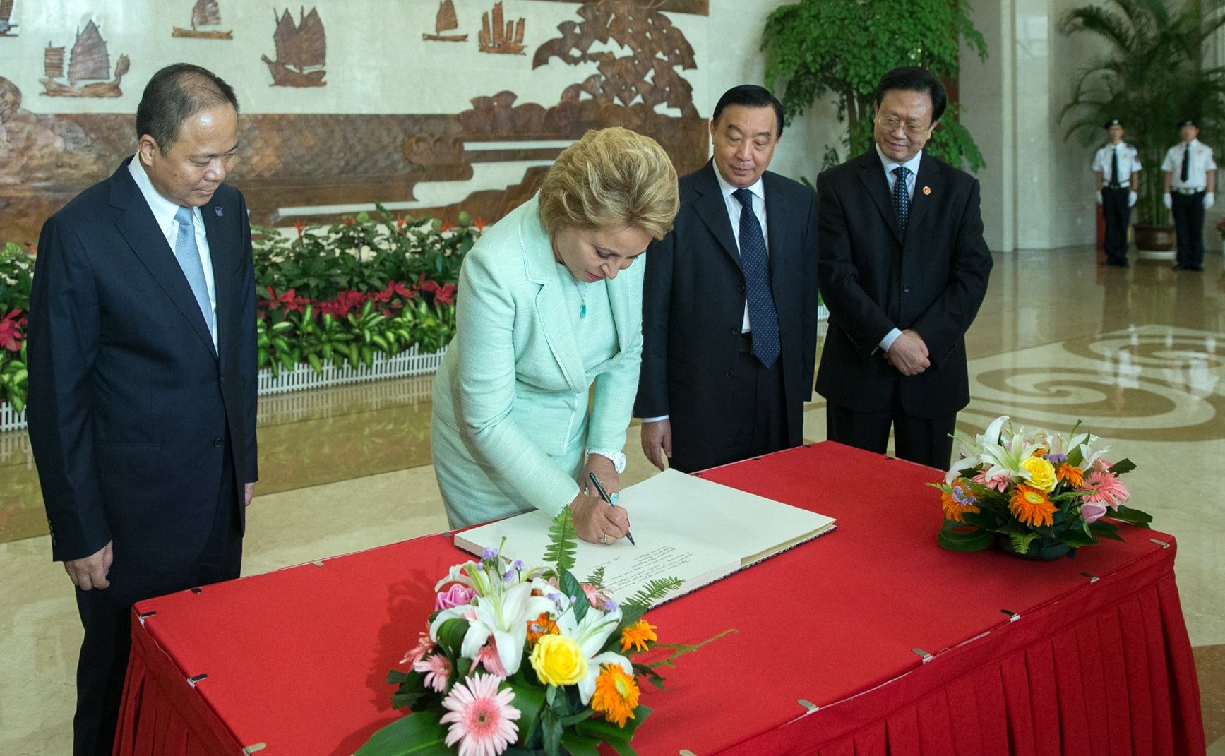 В. Матвиенко оставила запись в Книге почетных гостей Дома городского планирования