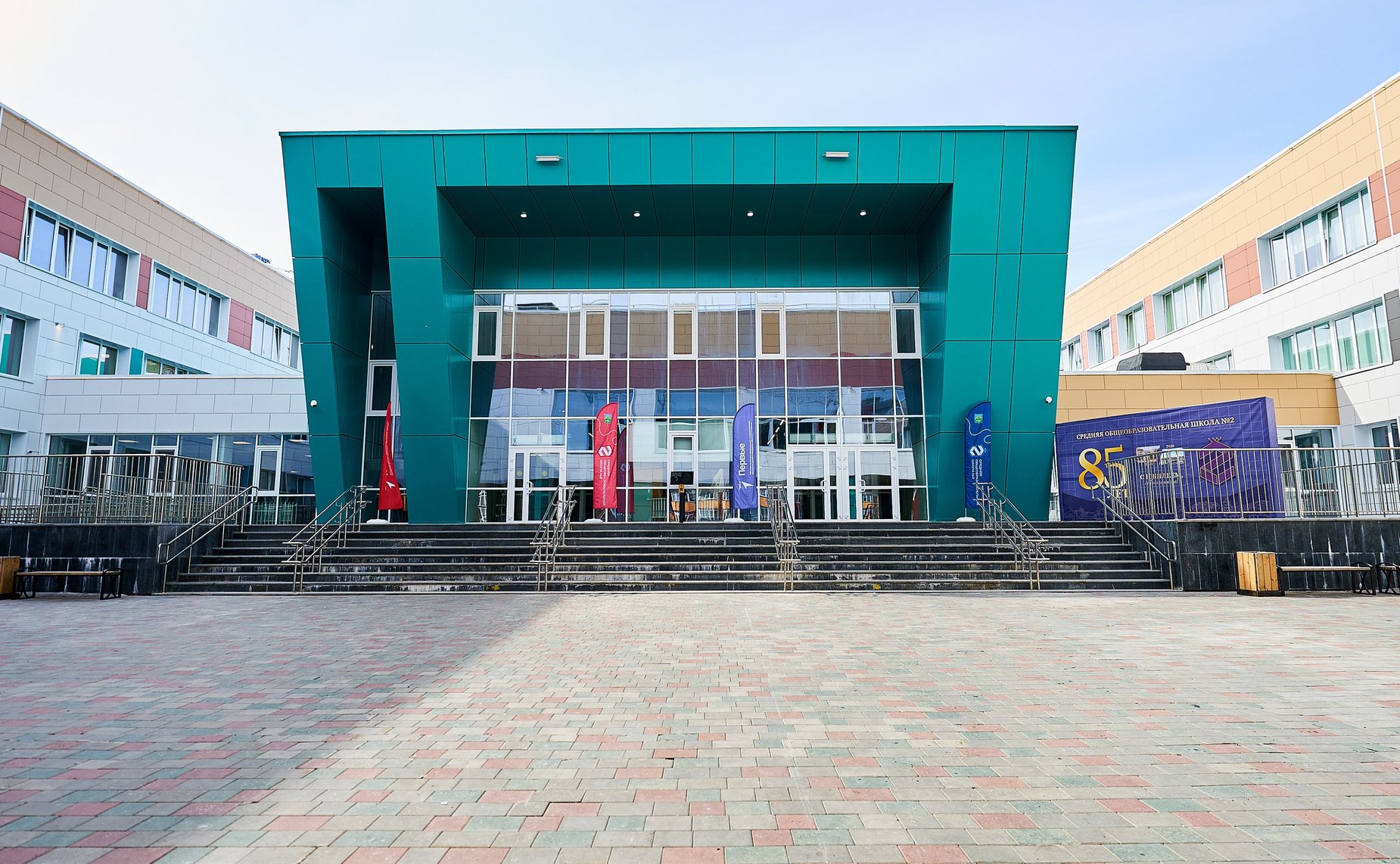 Первый заместитель Председателя СФ Владимир Якушев и губернатор Ханты-Мансийского автономного округа — Югры Руслан Кухарук посетили школу и новый корпус Югорского физико-математического IT-лицея в столице ХМАО Югре