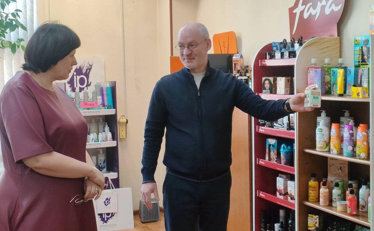 Елена Афанасьева посетила косметическую фабрику отечественного производителя